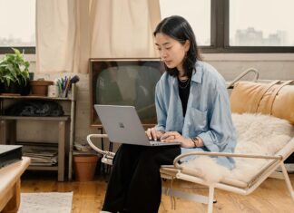 Frau arbeitet konzentriert mit Laptop im Homeoffice