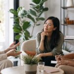 7 Anzeichen, dass du ein emotional intelligenter Mensch bist Drei Frauen im Gespräch und Austausch - emotionale Intelligenz erkennen