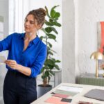 Selbstständige sortiert Aufgaben für ihren Arbeitsalltag mit KI