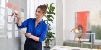 Selbstständige sortiert Aufgaben für ihren Arbeitsalltag mit KI