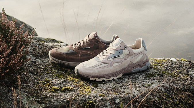Zwei sportliche Herren-Sneaker von Floris van Bommel auf einem Felsen