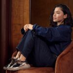 Sneaker-Trends für Herbst und Winter: Retro, Furry & Metallic Frau in Jeans-Look mit metallischen Sneakern von Floris van Bommel – Sneaker-Trends Herbst und Winter