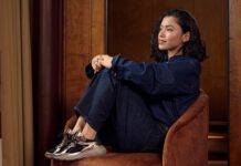 Frau in Jeans-Look mit metallischen Sneakern von Floris van Bommel – Sneaker-Trends Herbst und Winter