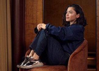 Frau in Jeans-Look mit metallischen Sneakern von Floris van Bommel – Sneaker-Trends Herbst und Winter
