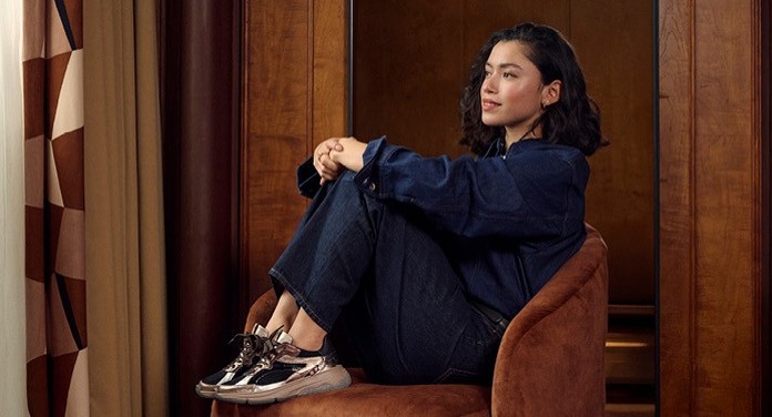Frau in Jeans-Look mit metallischen Sneakern von Floris van Bommel – Sneaker-Trends Herbst und Winter