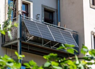 Wie senkst du deine Stromkosten mit Mini-Solar? Solaranlage auf einem Balkon installiert - Mini-Solar
