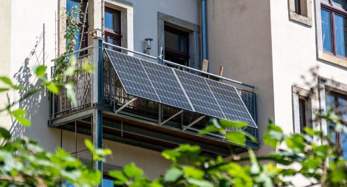 Solaranlage auf einem Balkon installiert - Mini-Solar