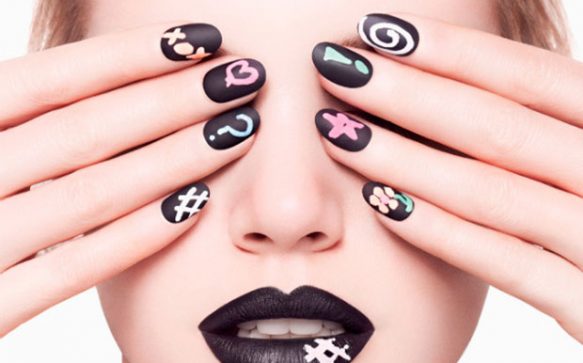 Chalkboard Manicure – Der neue Schultafel Nagellack