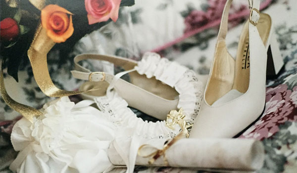 Keine Hochzeit ohne die passenden Brautschuhe und Accessoires