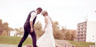 Bei der Hochzeit lohnt sich die Buchung eines professionellen Fotografen.