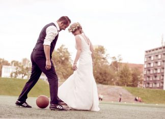 Bei der Hochzeit lohnt sich die Buchung eines professionellen Fotografen.