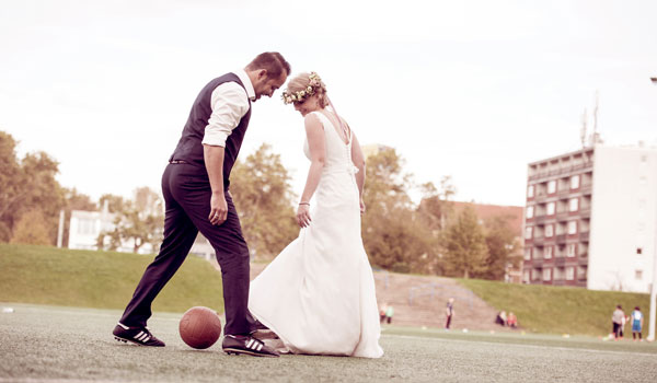 Bei der Hochzeit lohnt sich die Buchung eines professionellen Fotografen.