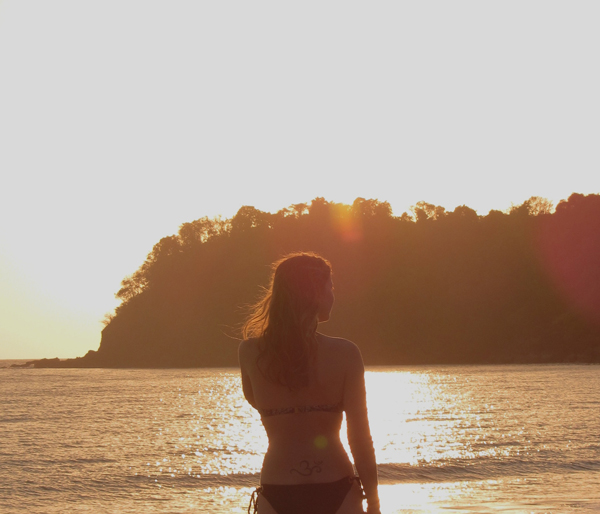 Anika Landsteiner am Meer