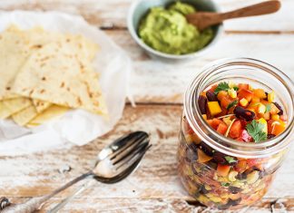 Wraps mit Guacamole und vegetarischer Füllung