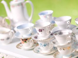 Bezaubernde Hochzeitsdekoration mit Vintage-Porzellan