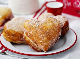 Berliner in Herzform und Cheesecake-Schokokuchen - so werden die Hochzeitsgäste verwöhnt